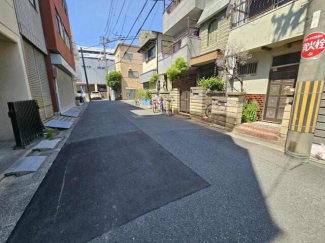 前面道路が広く、車でのすれ違いや駐車もスムーズです