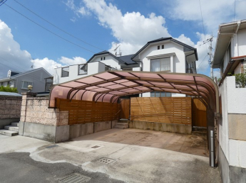 ★雨の日でも嬉しいカーポート付きです