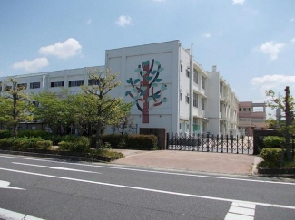 草津小学校まで637m