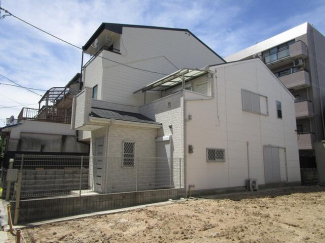 ２００９年（平成２１年）１２月建築の木造２階建住宅。土地有効