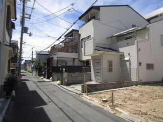 現地を含む前面道路です。前面道路は車の往来が少ないです。