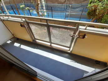 暖かな日差しのふりそそぐバルコニー