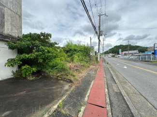 現地と南西側前面道路です府道261号線沿いです