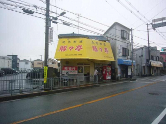 前面道路と現地のわかる様子