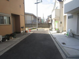 東向きで前面は道路で抜けています。