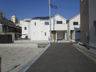 裏側（西側）は小学校の敷地で建物が無く、陽当り・通風大変良好