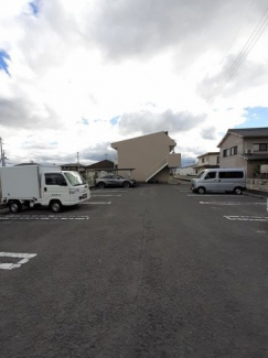 駐車場があるので、車を買う予定の方も安心です