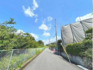 現況　更地　建築条件なし売り土地　土地間口　広々１７．４ｍ