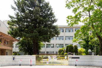 氷丘南小学校。８００人以上の生徒が通うにぎわいのある学校です。まで690m