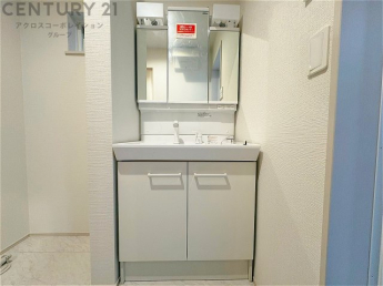 化粧品や洗顔料、歯ブラシなどの必需品をまとめて置ける収納スペースがあり、使用するたびに取り出す手間が省けます。また、水回りのため、濡れても大丈夫な素材が使用されており、お手入れが簡単です。
