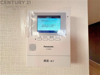 訪問者が来たときにテレビ画面で確認できるため、安心してドアを開けられます。録画機能があるものもあり、留守中に来訪者を記録しておくことができます。利便性が高く、セキュリティ面でも安心です
