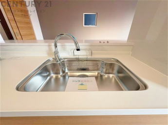大きなシンクでお鍋などの大きな調理器具を洗う際にも便利です。
