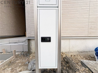 宅配ボックス機能付き門柱は荷物の受け取りや配達が便利で安全です。不在時でも荷物が確保され、盗難や損傷のリスクが減少。受け取り時間の柔軟性が向上。外出先からでも荷物の受け取りや預けが可能となります。
