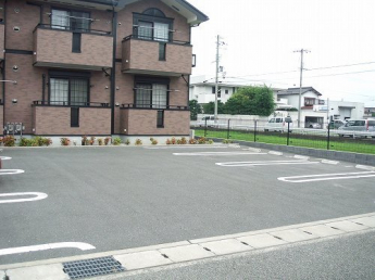 車をお持ちの方に嬉しい駐車場付きの物件です