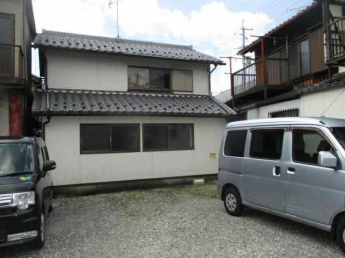 建物裏手に月極駐車場がございます。