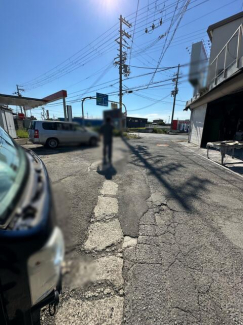 外観と前面道路です