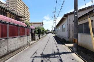 前面道路含む外観写真