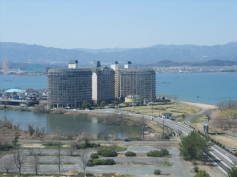 周辺建物から、マンション全景