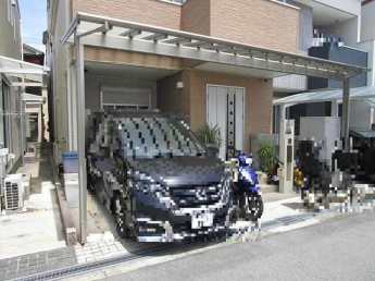 大型ワゴン車も駐車可能な大型ガレージです。ルーフ付きのガレー