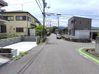 【前面道路含む現地写真】