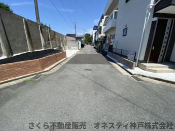 【前面道路含む現地写真】