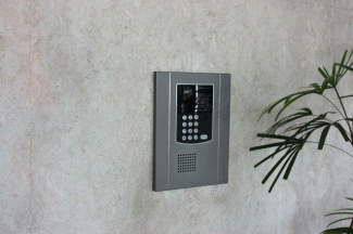 1階エントランスにインターホンがあります。