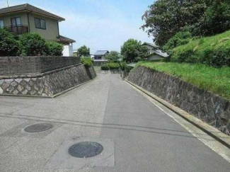 南東側より北西方向に撮影した前面道路写真です。