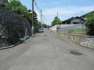 東側より西方向に撮影した前面道路写真です。