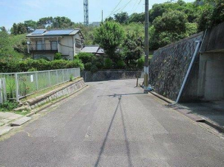 西側より東方向に撮影した前面道路写真です。