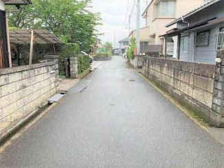 本物件の前面道路写真です。西側より東方向に撮影したものです。