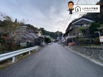 前面道路を含む現地写真です。