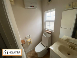 換気にも配慮した窓付きのトイレスペースとなっています。