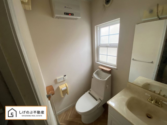 換気にも配慮した窓付きのトイレスペースとなっています。