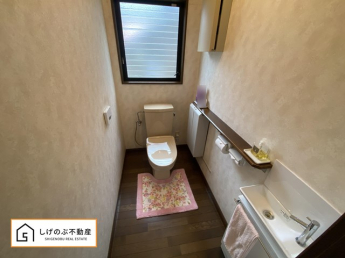 光を取り込む窓のある、トイレスペース♪
お手洗いは1別宅にもございます。