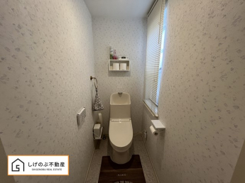 光を取り込む窓のある、トイレスペース♪
お手洗いは1階と2階の両階にございます。