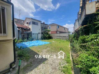 閑静な住宅街に位置しており、周囲に高い建物はなく、解放感のあ