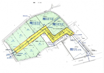 真ん中の黄色い部分が道路です　位置指定道路には上下水道　雨水の雑排水の溝が入ります