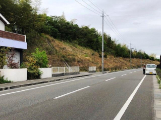 前面道路の幅員は約１１ｍあり広々しています。