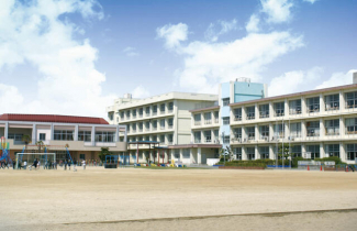 山手小学校。全校生徒１，２００人を超える大きな学校なのでお友達もたくさん出来そうです。まで450m