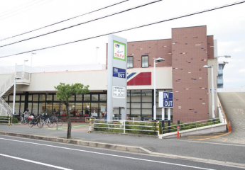 マルアイ本荘店。営業時間は９時～２１時。駐車場も多く、雨の日やまとめ買いの際に便利なスーパーです。まで700m