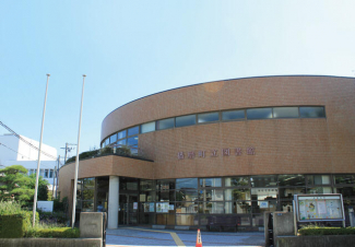 播磨町立図書館。２階建ての大きな図書館。児童書から専門書まで様々な種類の書籍が揃っています。まで1000m