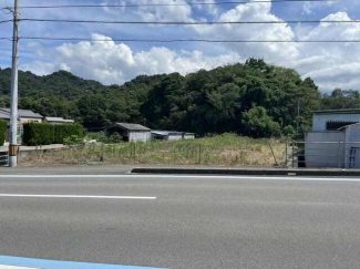 前面道路は県道１３号線。大型トラックも出入りしやすい立地です