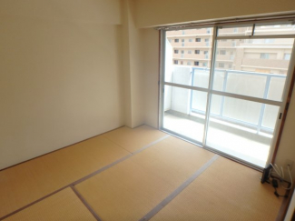 落ち着いて過ごせるお部屋なので、寝室にいかがでしょうか