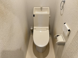 落ち着いた色調のトイレです