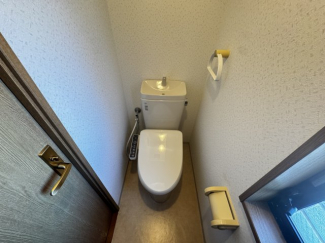 落ち着いた色調のトイレです