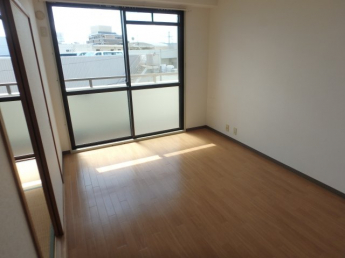 たっぷりの陽光に包まれる明るい住まい