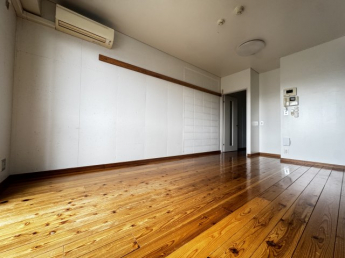 落ち着いて過ごせるお部屋なので、寝室にいかがでしょうか
