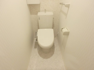 落ち着いた色調のトイレです