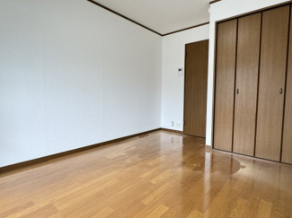 落ち着いて過ごせるお部屋なので、寝室にいかがでしょうか