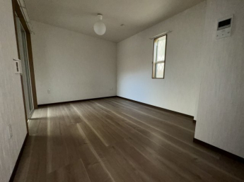 落ち着いて過ごせるお部屋なので、寝室にいかがでしょうか